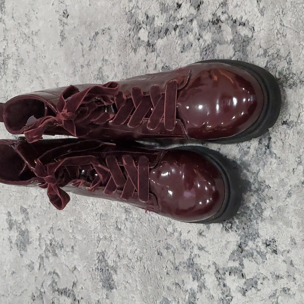 Girls tie up boots like new